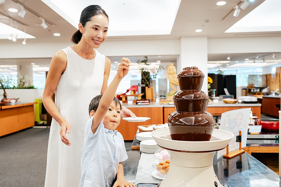 子どもが大喜びの「キッズコーナー」にはチョコレートフォンデュも