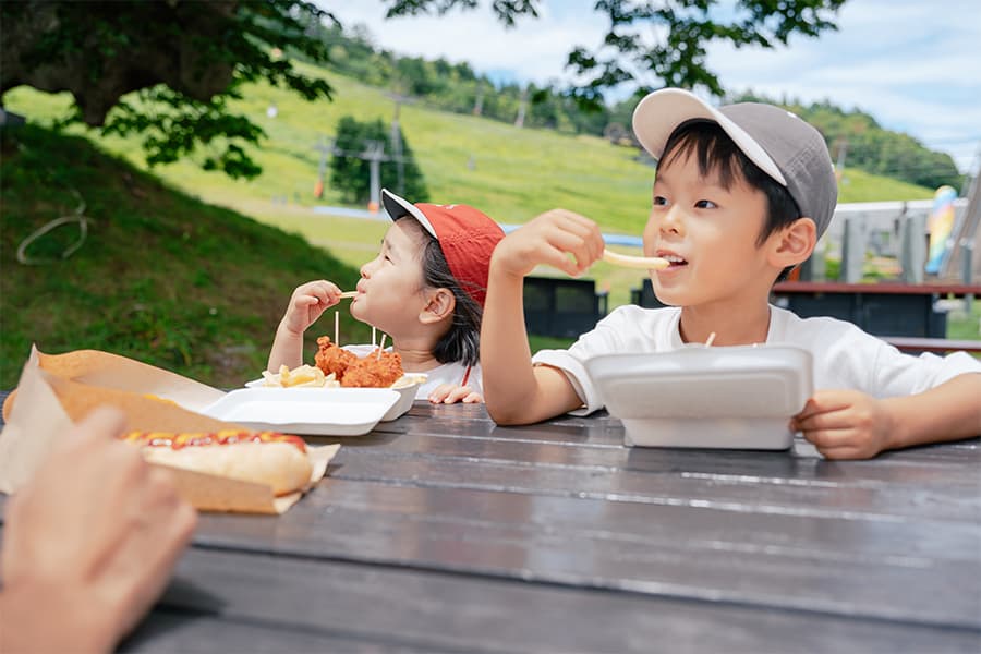 食後にはかき氷も。「外で食べると美味しい！」と豪快にガブリ