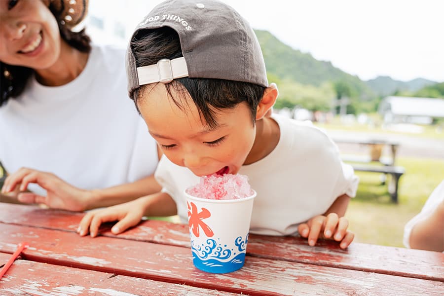 食事を終えると、子ども達は野原を走り回ったり、虫を見つけたり！