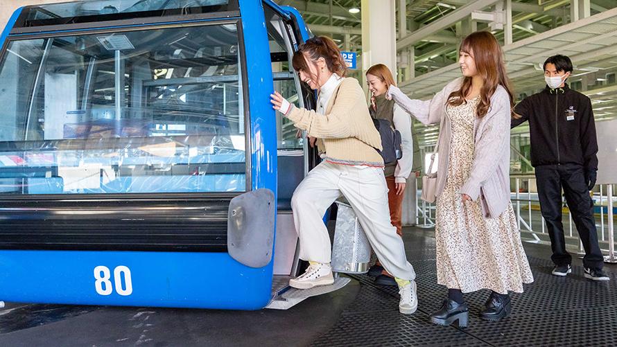 女性がドラゴンドラに乗車する場面