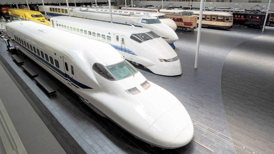 新幹線とドクターイエローの車両展示
