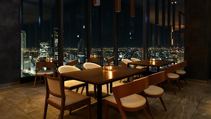 夜の店内