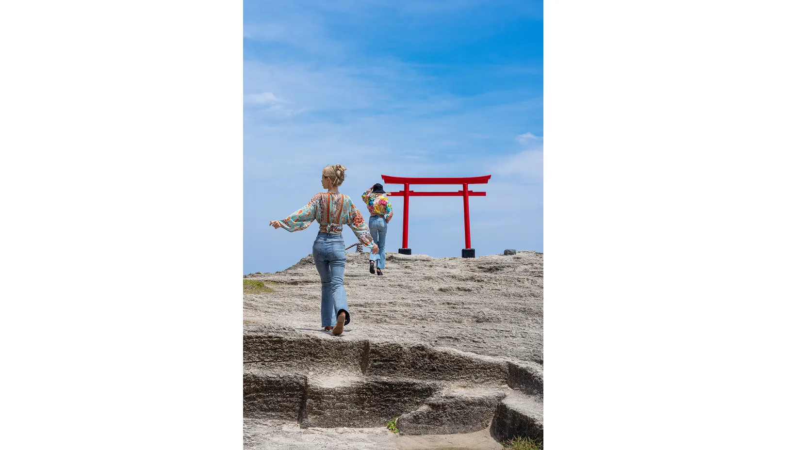 Q. 有名な「海に立つ鳥居」までは歩いて行けますか？