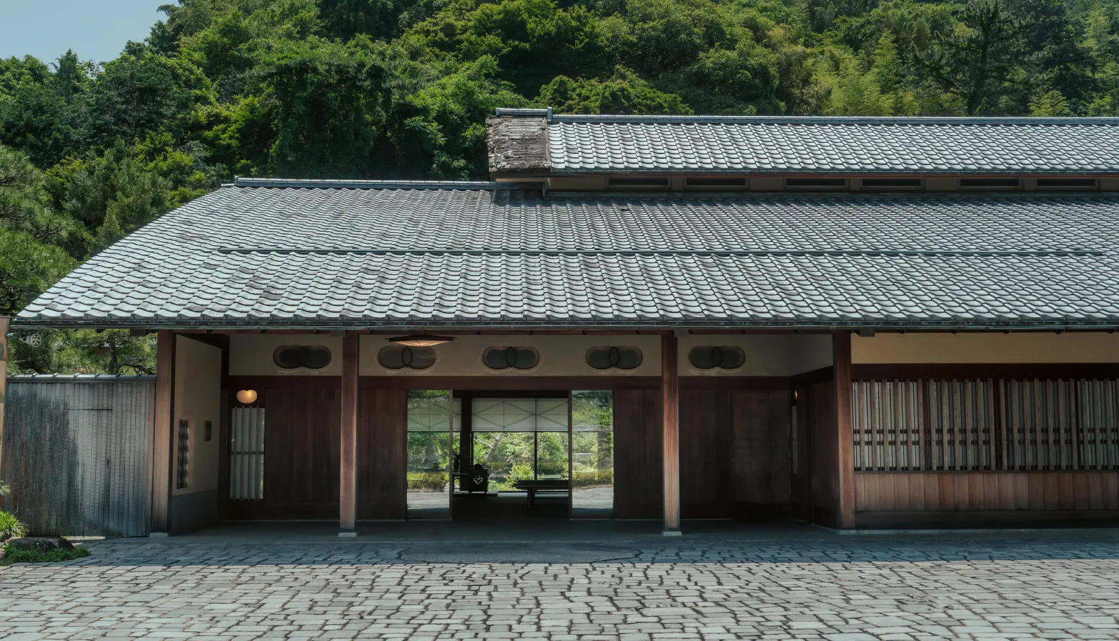 伊豆長岡温泉 三養荘公式Webサイトより「民家の造形を取り入れた玄関棟」