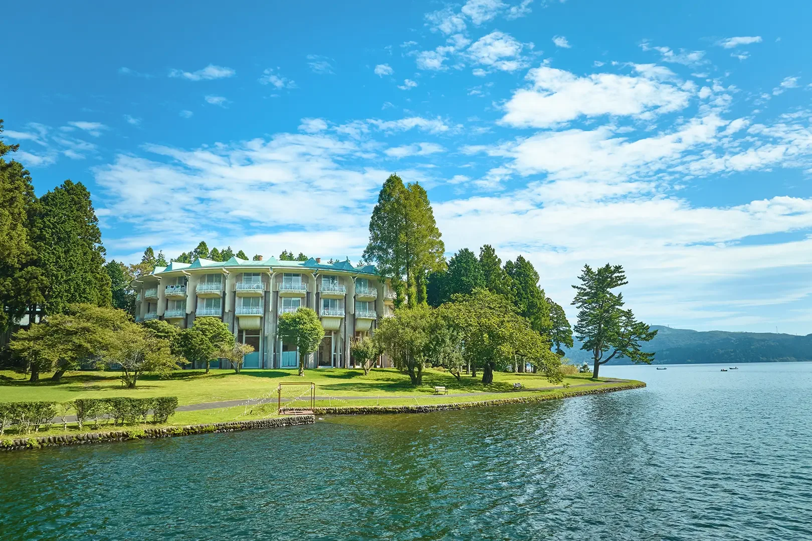 ザ・プリンス 箱根芦ノ湖公式Webサイトより「芦ノ湖畔に建つホテル外観」
