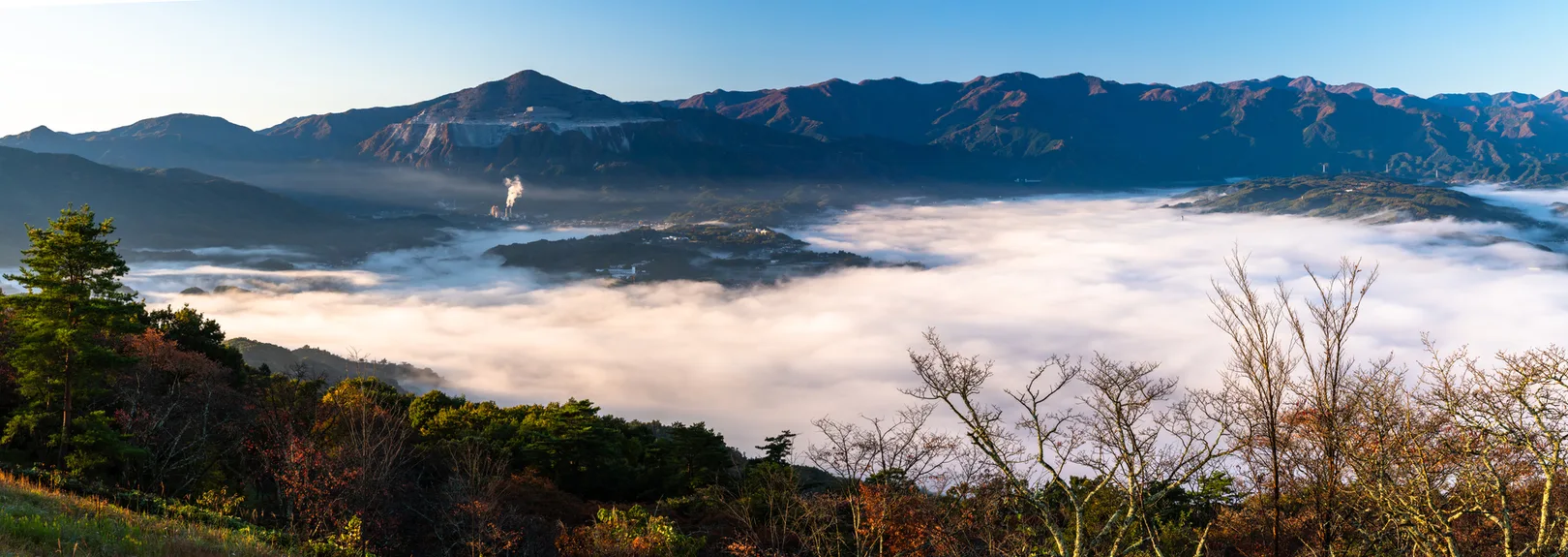 PIXTAより「秩父の山々を望む雲海のパノラマ」