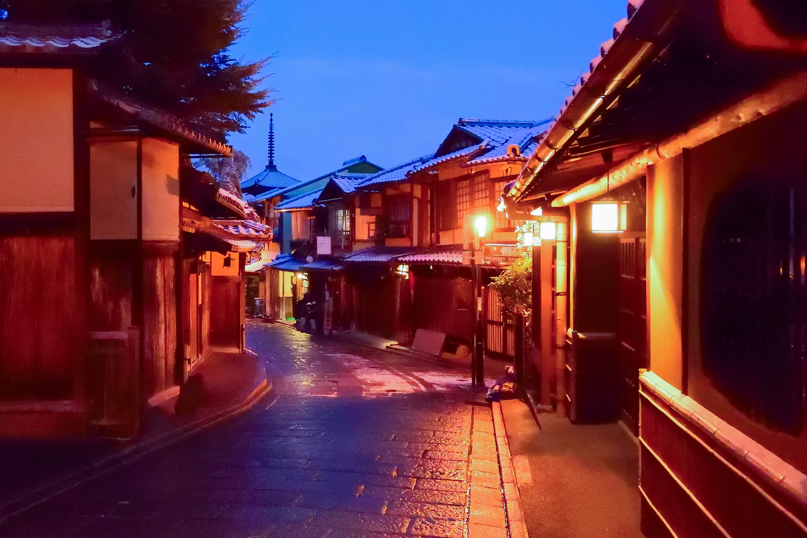 PIXTAより「夜明け前の産寧坂と五重塔」