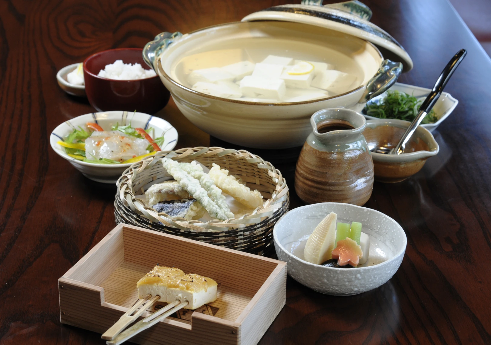 PIXTAより「湯豆腐のコース」