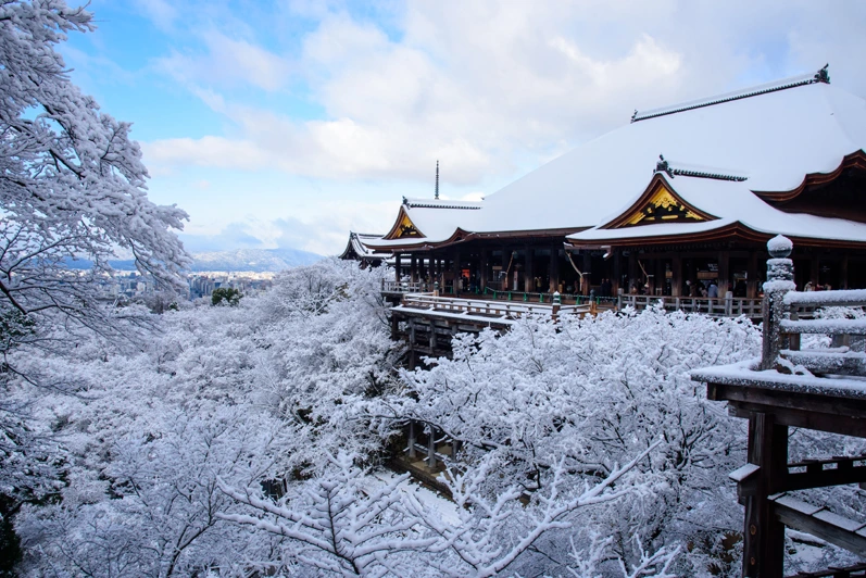PIXTAより「雪化粧した清水の舞台」
