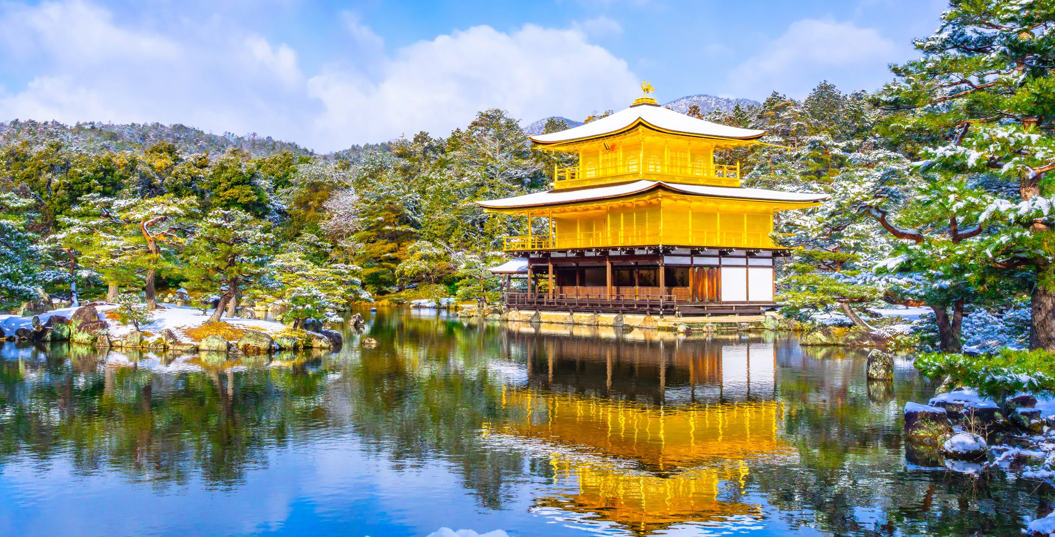 PIXTAより「雪の朝に輝く金閣寺」