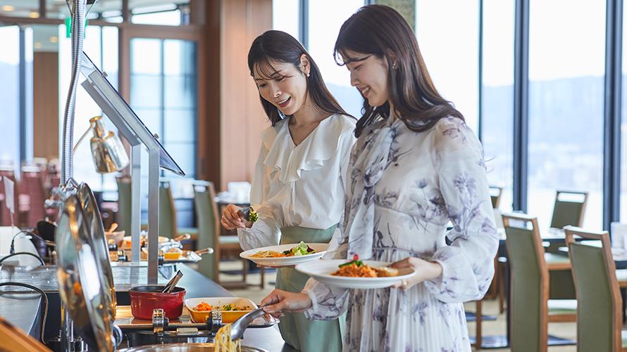 ブッフェボードに並ぶ色とりどりのお料理をお楽しみください。