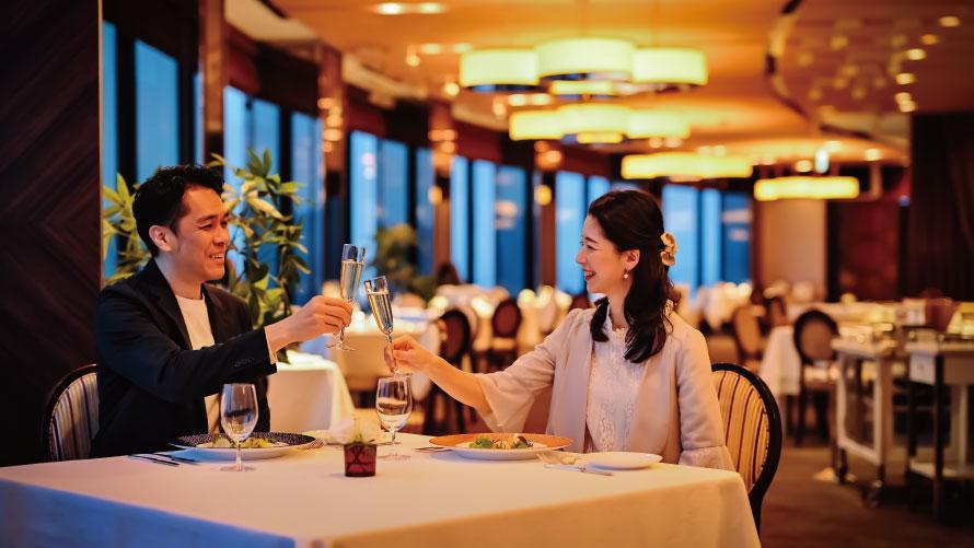 【レストランディナー】高層階のレストランではびわ湖の景色とともにご夕食をお楽しみいただけます。