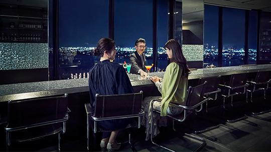 最上階からの夜景とともに世界の銘酒をお楽しみいただけます。