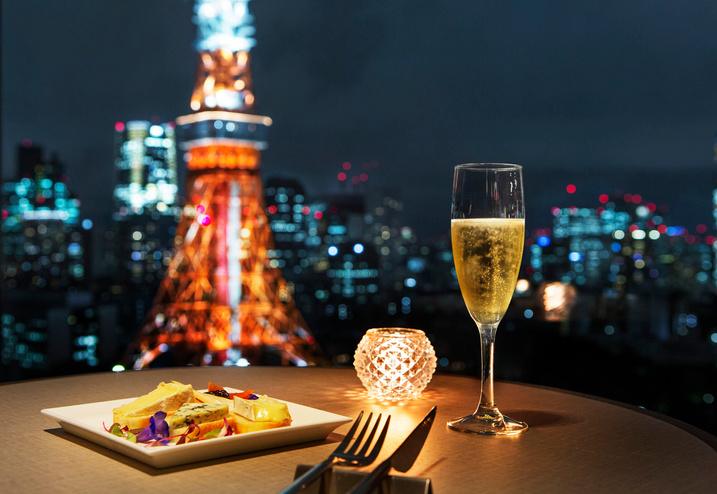 ラウンジの窓辺から望む夜の東京タワー