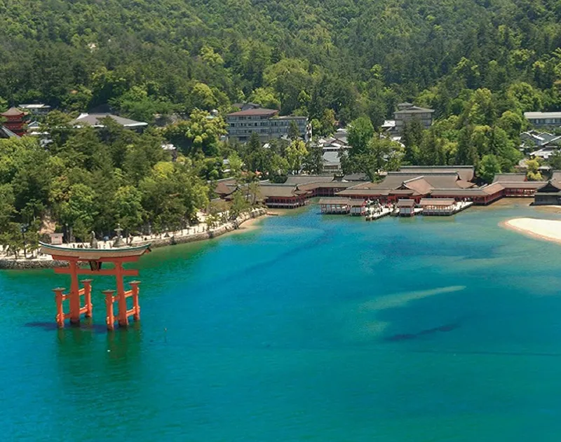 ホテル前桟橋から嚴島神社のある宮島へ