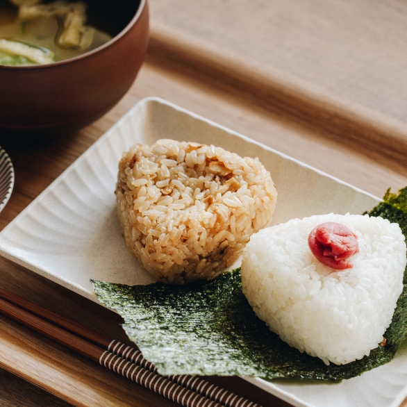 写真：おにぎりとお味噌汁