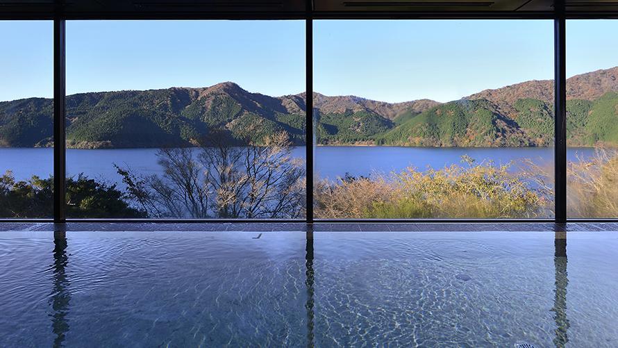 女性風呂『胡蝶』から見渡す、芦ノ湖と箱根外輪山の雄大な景色