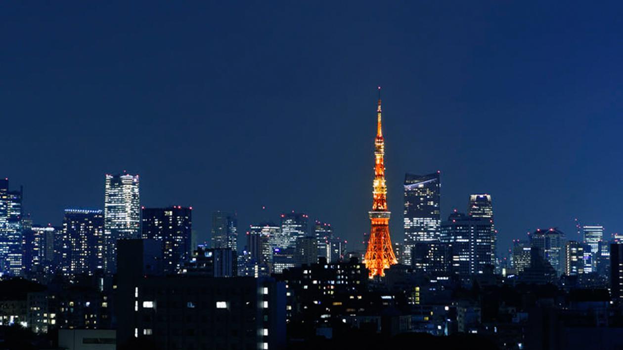 客室から眺める、ライトアップされた東京タワーの夜景。