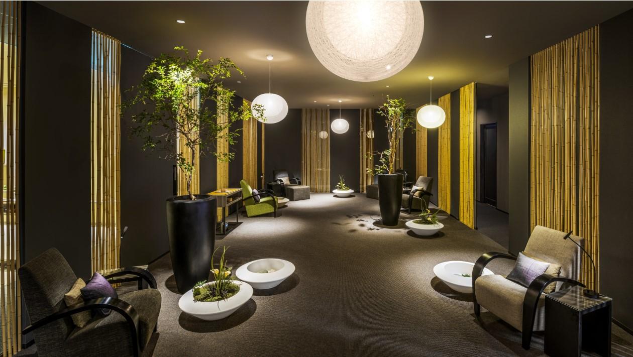 SPA THE SAKURAのベージュと黒を基調としたロビー