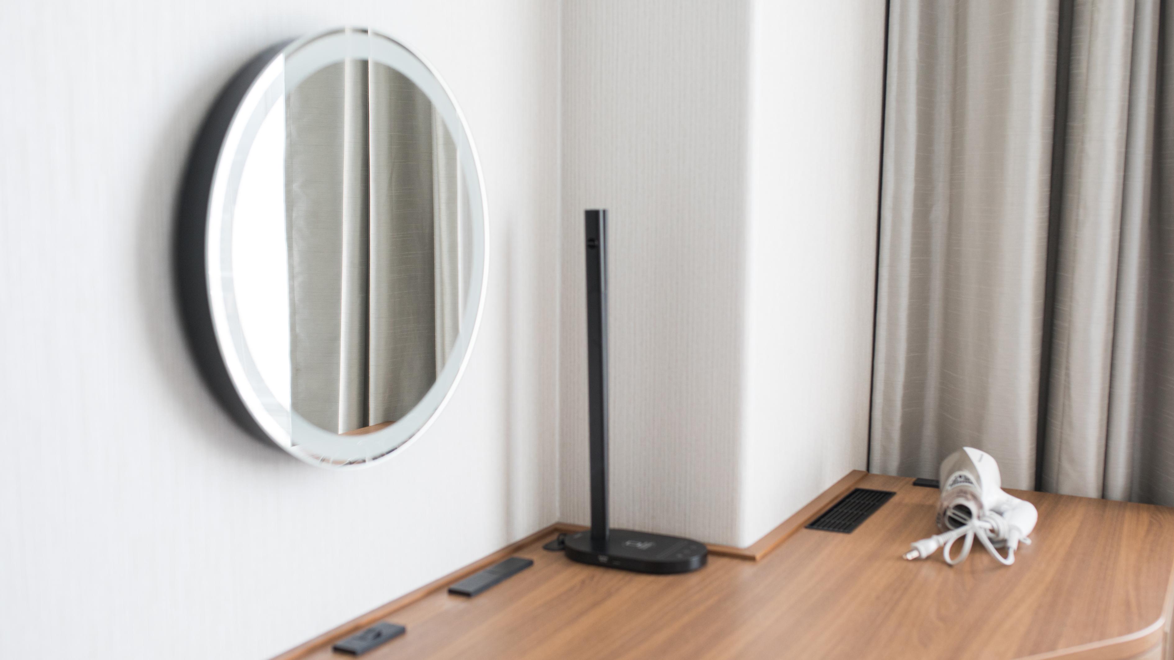 お部屋は機能的でありながら、木の温もりも感じられるくつろぎの空間です。