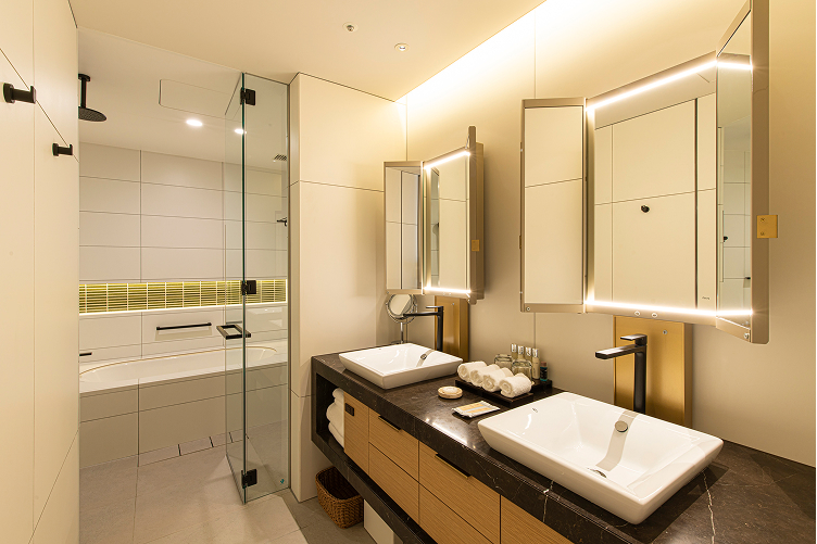 Deluxe Twin Bathroom