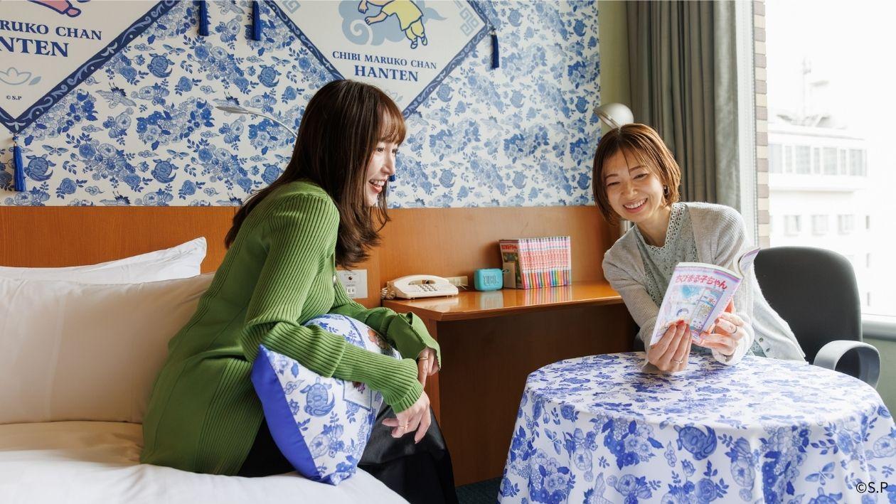 ちびまる子ちゃんの漫画を読んでいる女性二人