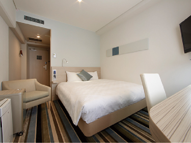 【Semi double rooms】Furnished with wide, comfortable desks that face toward a window. 【セミダブル】出窓に面したワイドで快適なデスク周り