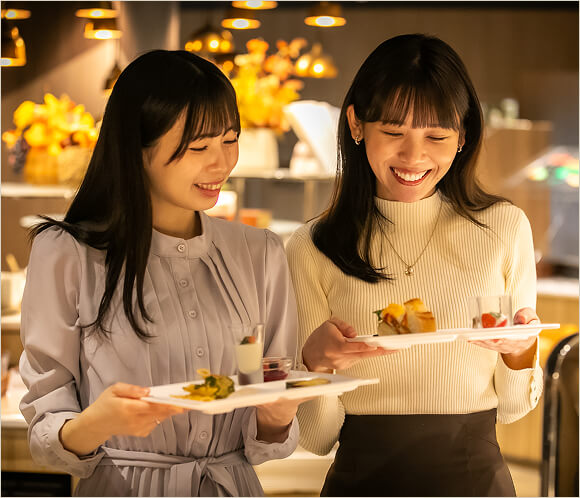 プリンスマルシェでクリスマスディナーブッフェを楽しむ女性たち