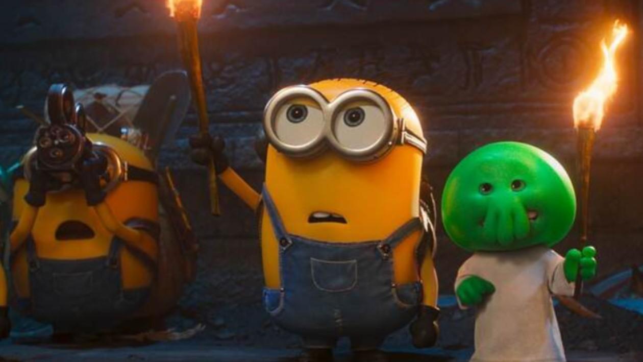 映画『ミニオンズ＆モンスターズ』でミニオンズとモンスターが手にたいまつを持っている。