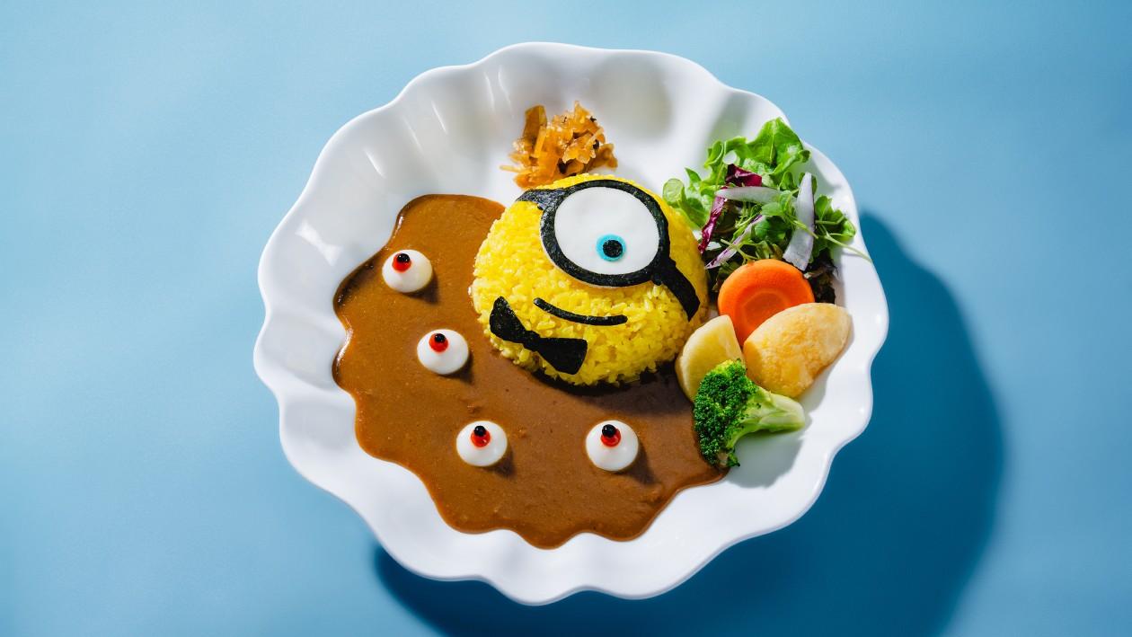 映画『ミニオンズ＆モンスターズ』のコラボメニュー。ミニオンズのデコレーションを施したカレーライス。