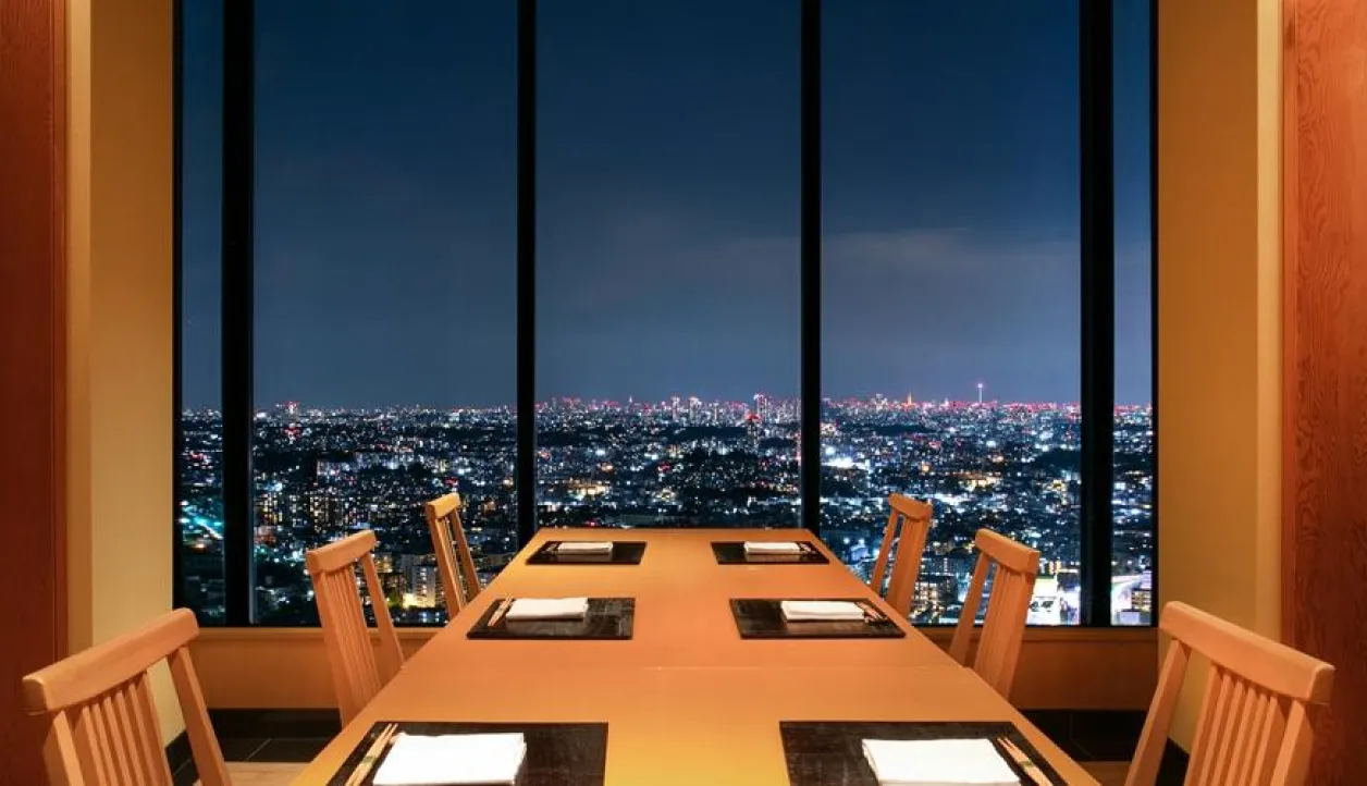 日本料理 羽衣 – 窓側テーブル個室から横浜の夜景を望む