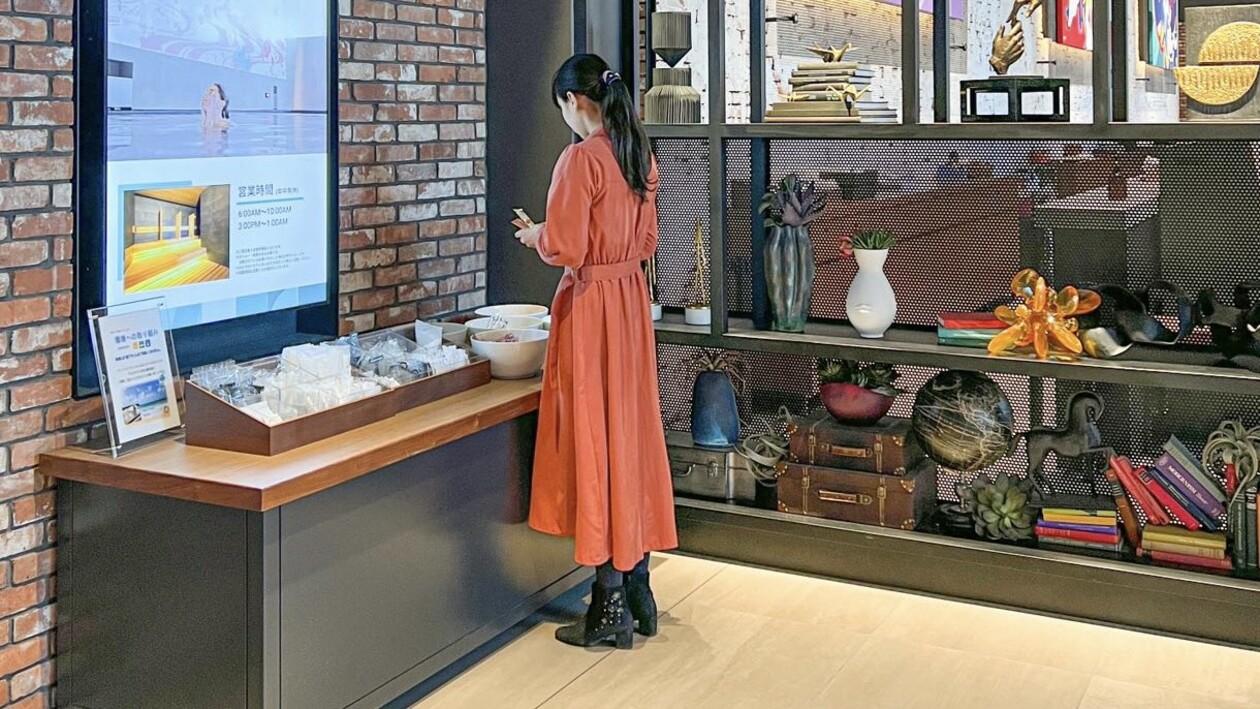 女性が東京ベイ潮見プリンスホテルのアメニティバーで立っている。