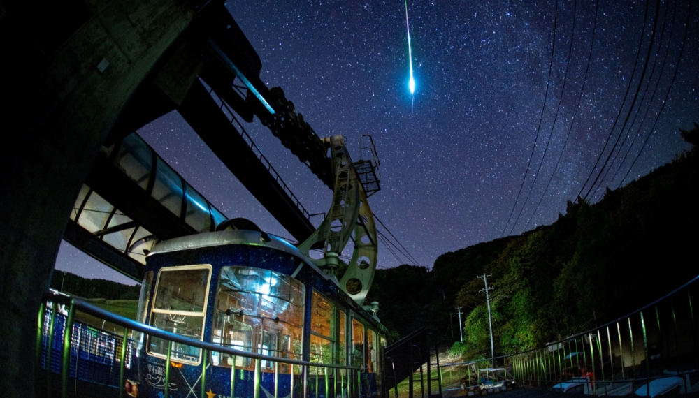星に手を伸ばす夜空への散歩