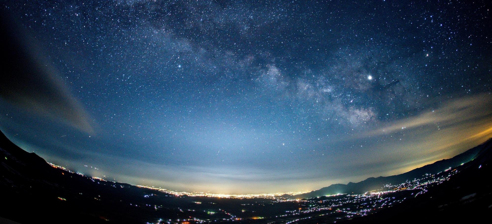 星空と町の夜景イメージ