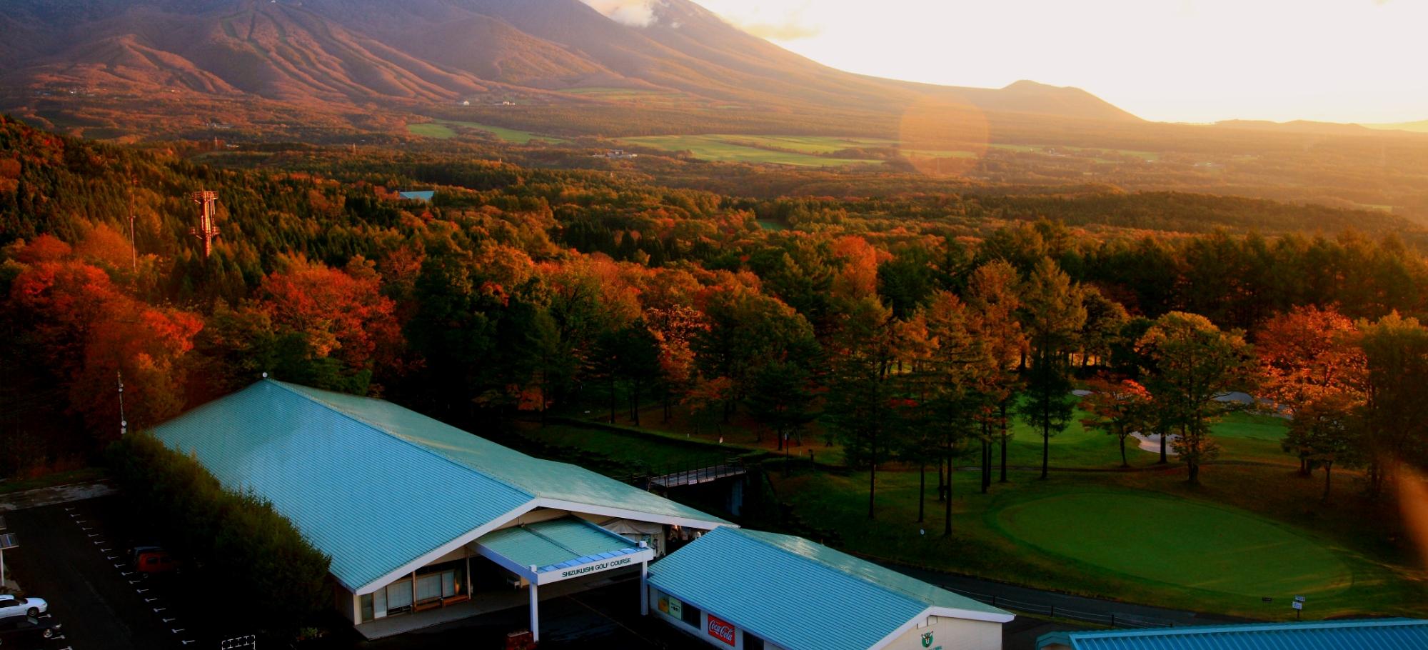 紅葉に包まれたゴルフ場