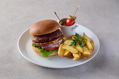 山口も大好き！ふにゃふにゃになったフライドポテト添え　チーズバーガー　