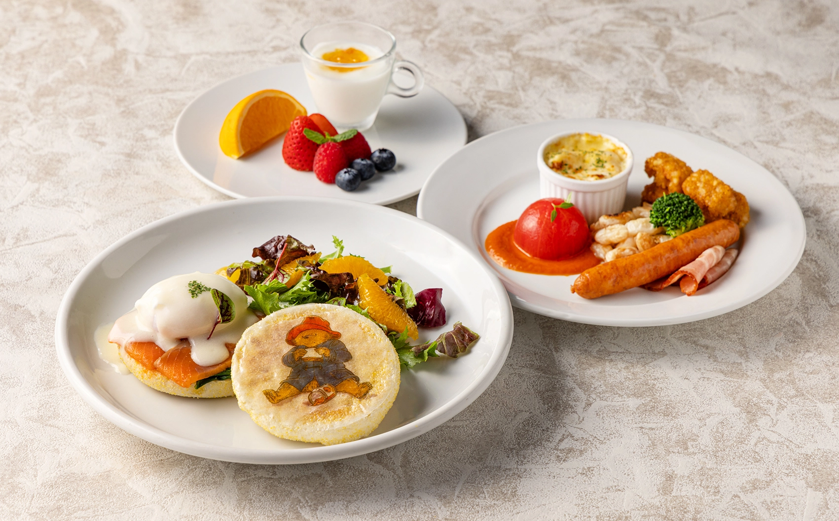 英国風の朝食。トースト、卵料理、ソーセージ、スープと紅茶。