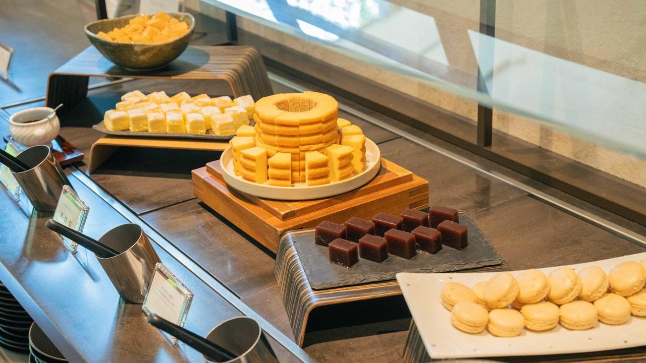 グランドプリンスホテル高輪1Fにある「クラブラウンジ 花雅」、ティータイムのイメージ。