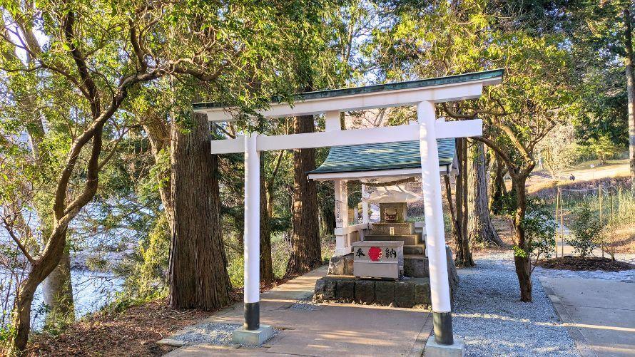 白龍神社の白い鳥居と社