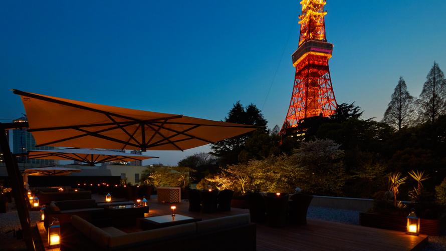東京のシンボルである東京タワーを目前に見上げる芝公園の中にあるテラスでは、昼は開放的なカフェ営業、夜は東京タワーの煌めきとともにシャンパンやビールをお楽しみいただけます。