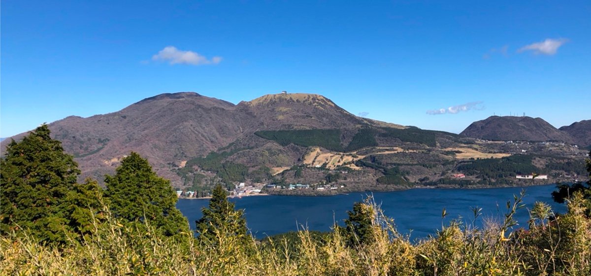 紅葉に包まれる神山・駒ヶ岳